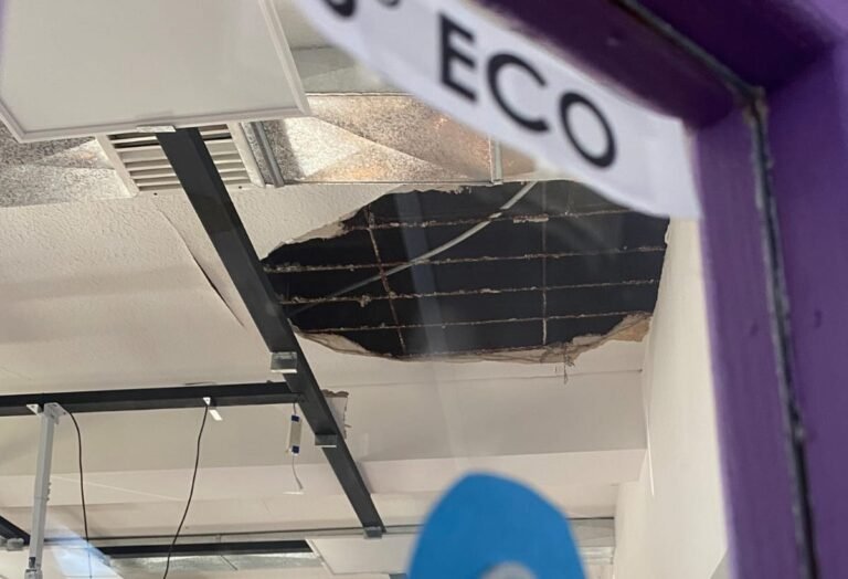 Se desprendió parte del techo de un aula y cayó sobre dos alumnos