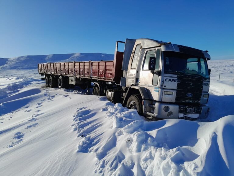 Rescataron a un camión varado en la nieve
