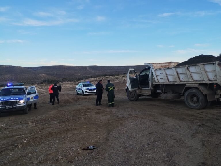 Los atraparon sustrayendo tierra de una estancia con una mili pala y un camión