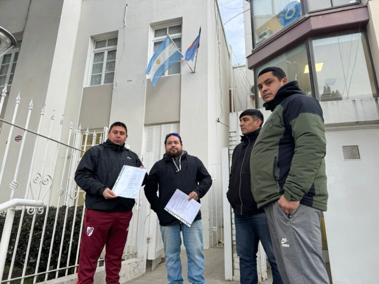 “Vinimos al Municipio a pedir por la obra de gas pero no nos quieren recibir”