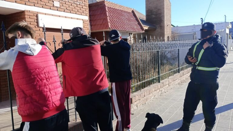 Caminaba con dos amigos y tenía pedido de captura por robo agravado