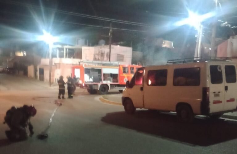 Dejó su auto estacionado por desperfectos mecánicos y se le prendió fuego