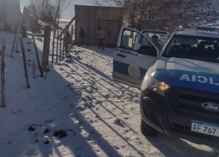 Una familia quedó varada a 5 kilómetros de su casa por las fuertes nevadas y tuvieron que ser rescatados