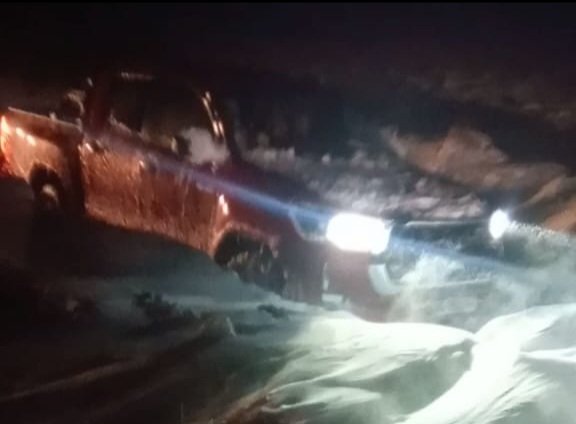 Dos personas estuvieron más de 12 horas atrapadas en su camioneta por gran acumulación de nieve