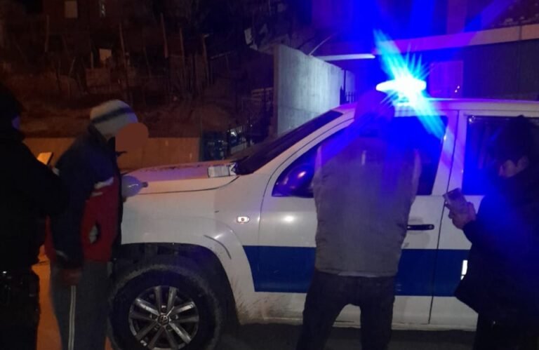 Un vendedor ambulante caminaba por el barrio Ceferino y tenía pedido de captura