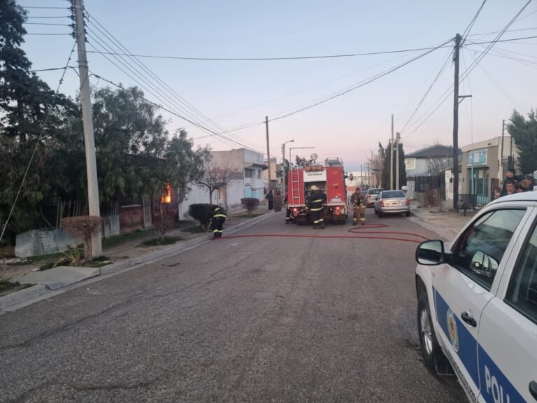 Un cortocircuito originó un voraz incendio en una vivienda y las pérdidas fueron totales
