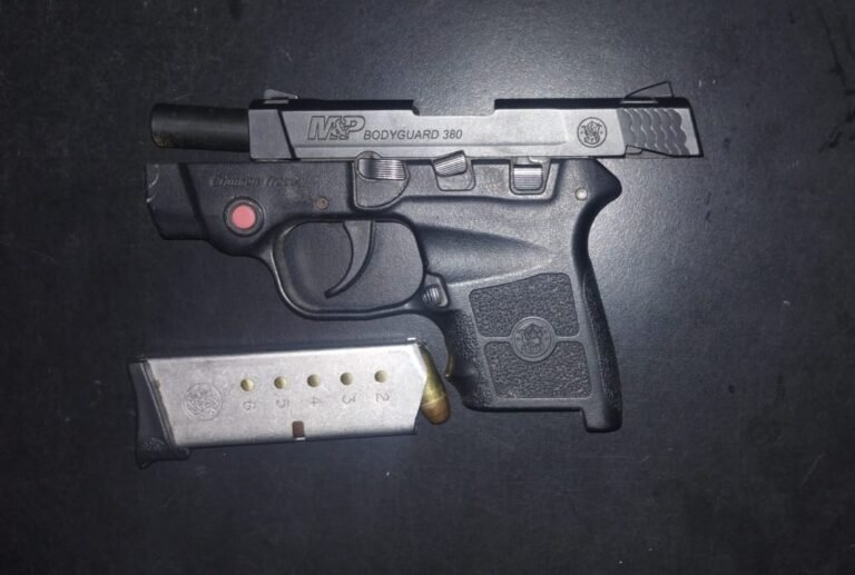 Le secuestraron el auto tras un accidente de tránsito y tenía un arma en el asiento