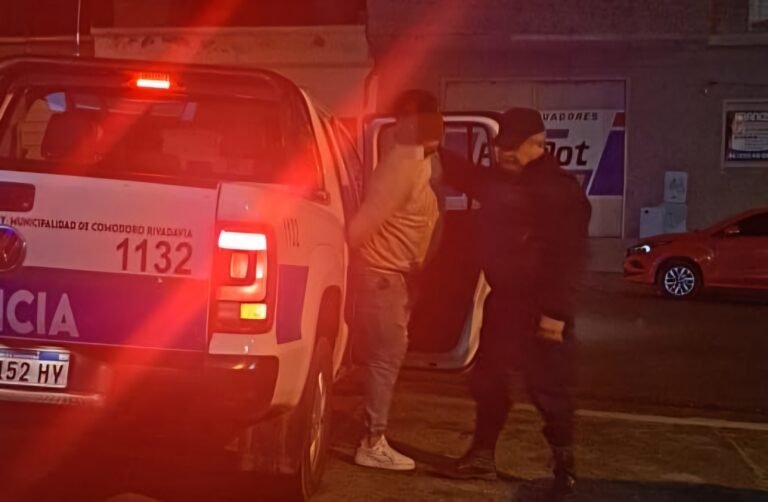 Estaba borracho, se peleó afuera del boliche y terminó detenido