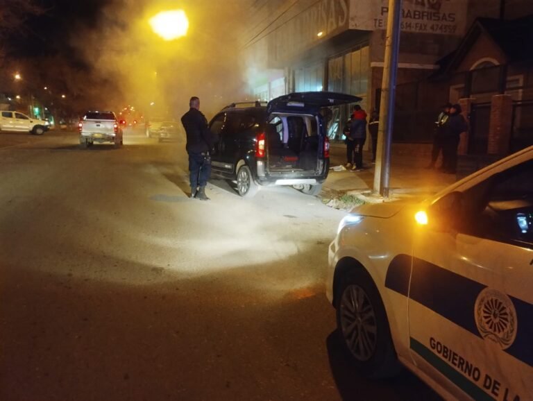 Iba manejando por Avenida Kennedy y se le comenzó a prender fuego el auto