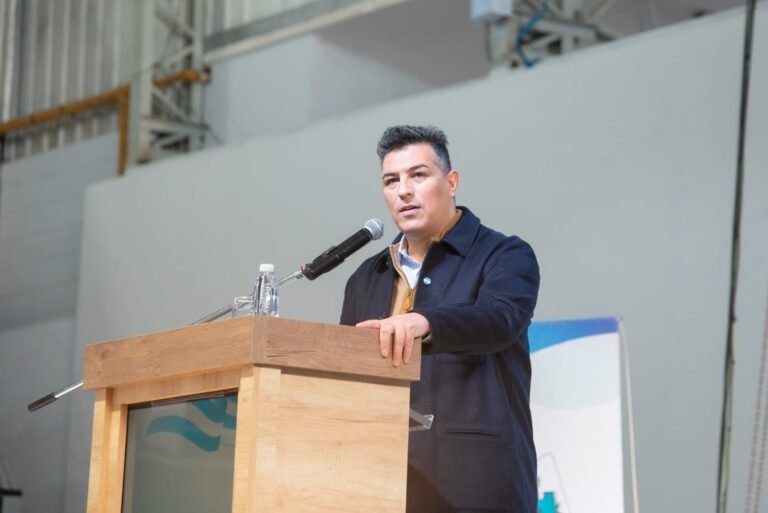 Sarmiento celebró sus 127 años con la firma de convenios con el Gobierno provincial para finalizar obras en la localidad