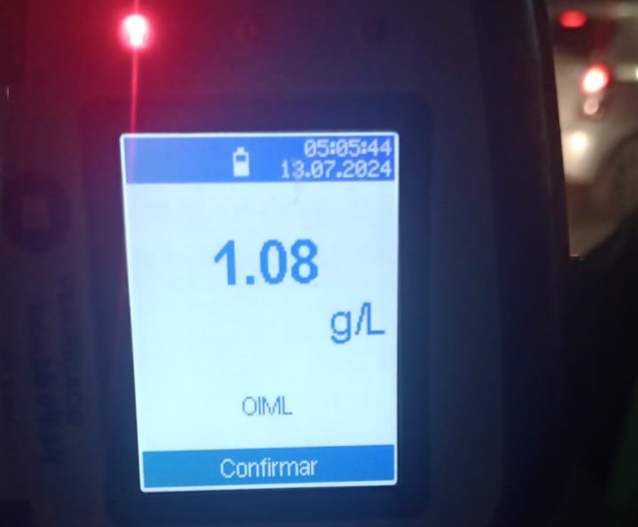 Manejaba borracho y se quedó dormido en medio de la Avenida con el auto prendido