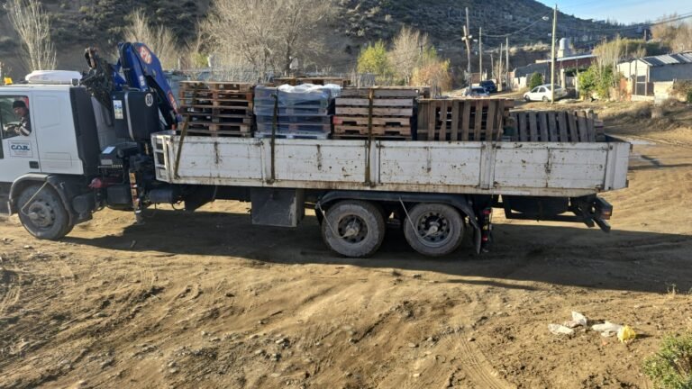 Camioneros solidarios: entregaron palets a familias sin gas