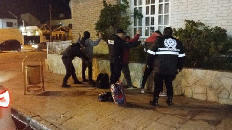 Merodeaban una vivienda y uno estaba armado con un cuchillo