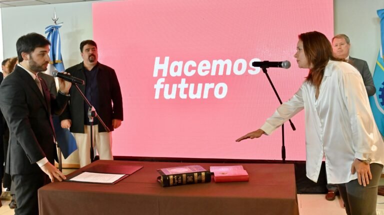 Torres tomó juramento a los nuevos funcionarios del gabinete provincial