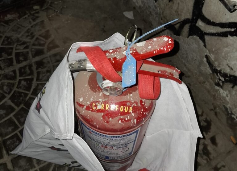 Robó un matafuegos de un supermercado, se fue caminando y la policía lo descubrió