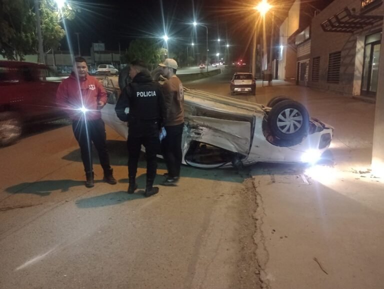 En medio de los festejos, dos vehículos chocaron y uno de ellos terminó volcando