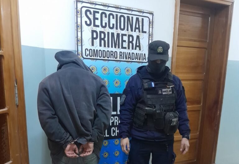 En la previa del partido, lo atraparon robando la rueda de una camioneta en pleno Centro