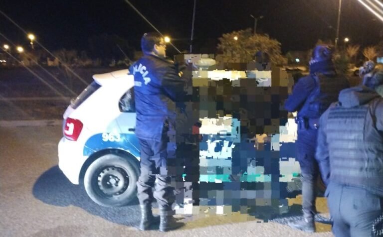 Apuntándoles con un arma, le robaron el celular a dos personas en la vía pública