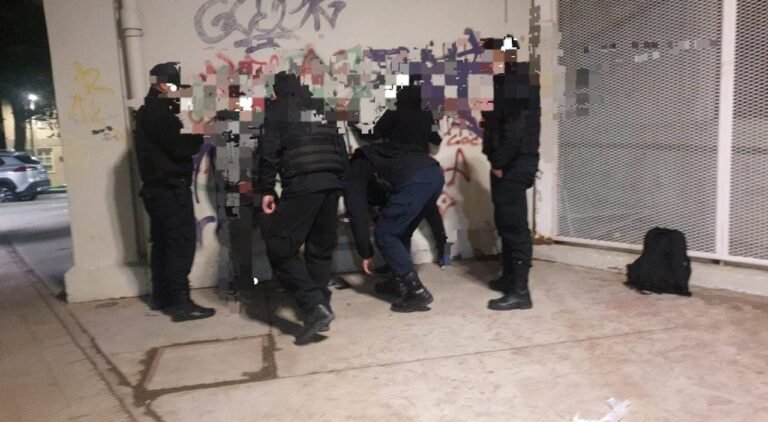 Un menor de 16 años golpeó brutalmente a otro de 17 y le robó la billetera en pleno Centro