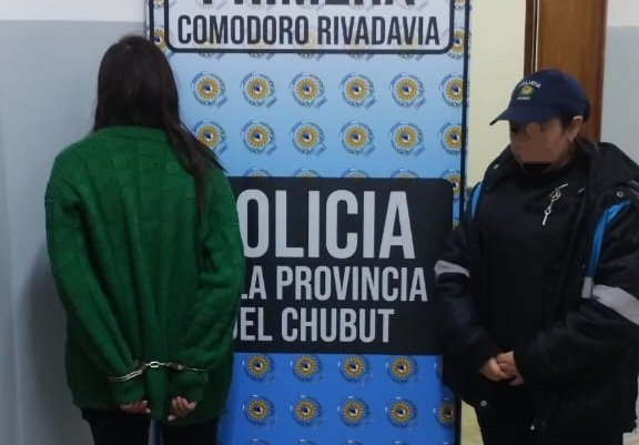 Una mujer intentó robar varios productos de un local y los empleados la detuvieron