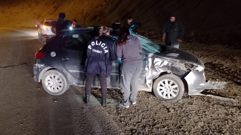 Iba llegando al centro cuando perdió el control del auto y chocó contra un montículo de tierra