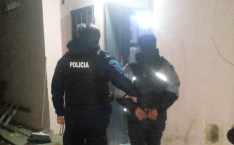 Era un prófugo de la Justicia y lo atraparon paseando en el auto por el San Cayetano