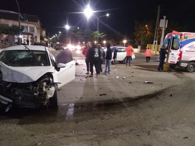 Conducía bajo los efectos de alguna sustancia, chocó y comió los vidrios del parabrisas 