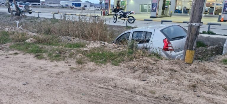 Se quedó dormido y terminó con su auto dentro de un zanjón