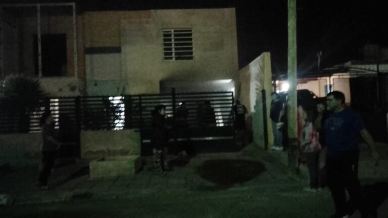 Dejó apoyadas cajas sobre la salida de gas y se le comenzó a incendiar la casa 