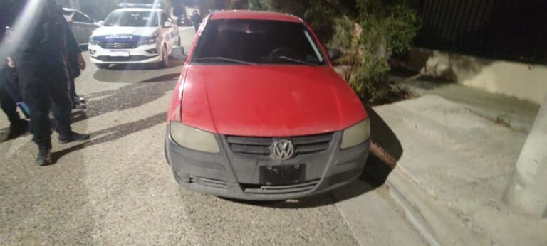 Un auto había sido robado en el Centro y lo encontraron en medio de la calle en Km. 3