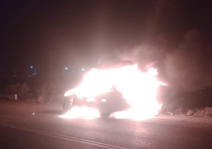 Se le quedó el auto en Ruta 3 y cuando fue a pedir ayuda se le comenzó a incendiar