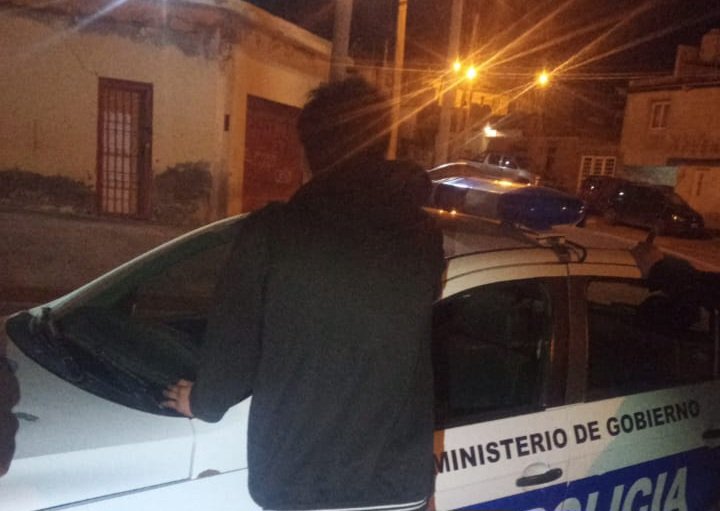 Dos sujetos increparon a un menor y le robaron la mochila y la campera