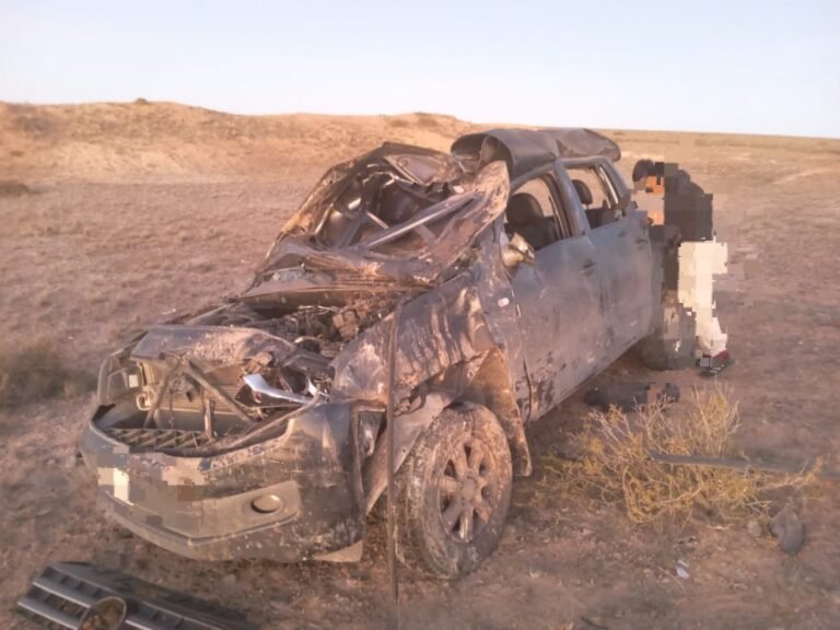 Dos personas resultaron gravemente heridas tras perder el control del auto y volcar