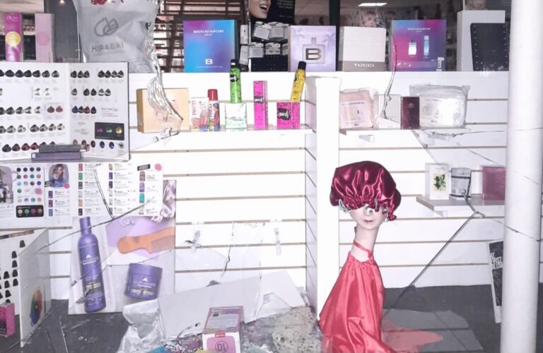 Un adolescente de 15 años rompió la vidriera de una perfumería e ingresó a robar mercadería