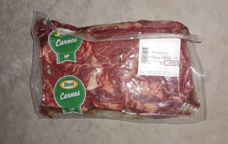 Robó carne de un supermercado, salió corriendo y la policía lo detuvo en el estacionamiento