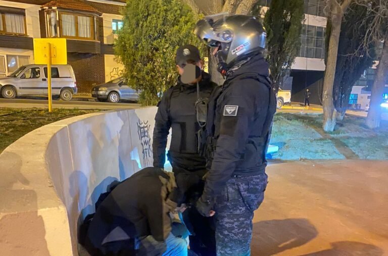 Prendió fuego una casa y se escapó robando un televisor y un convertidor de smart tv