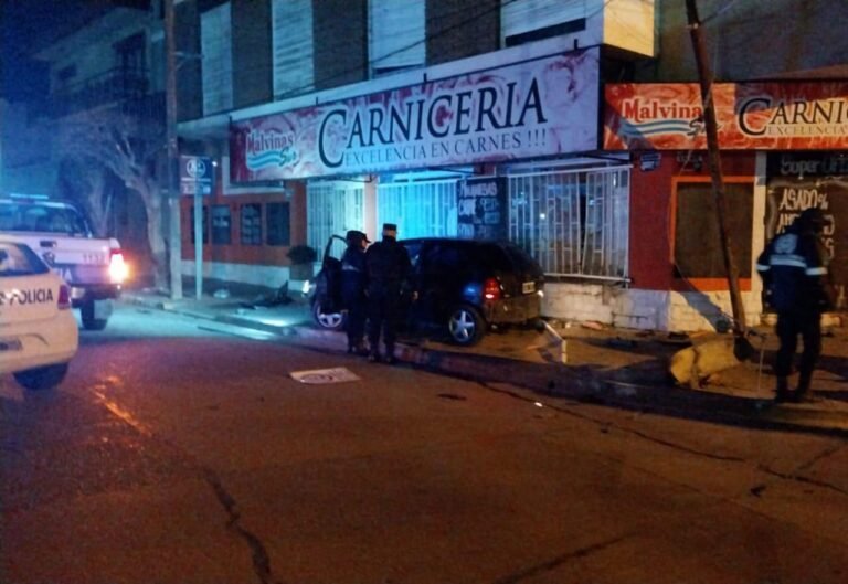 Un joven de 19 años manejaba borracho, rápido, en contramano y terminó chocando contra un poste de luz
