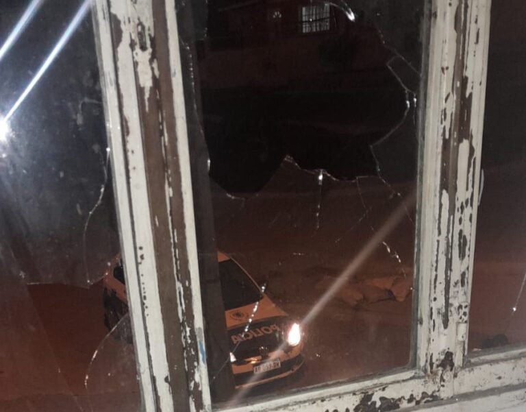 Un hombre de 40 años apedreó la casa de una estudiante en el barrio Ceferino