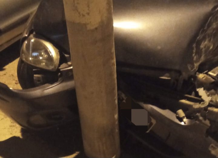 Un sujeto chocó una camioneta, un poste de luz y escapó corriendo