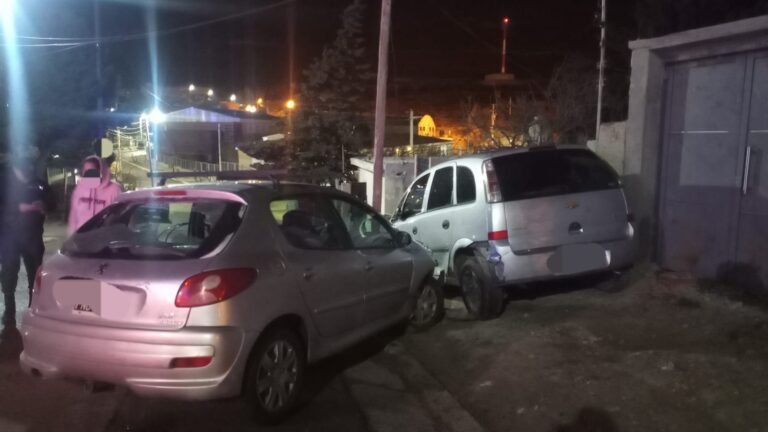 Un conductor borracho chocó un auto que estaba estacionado afuera de una casa