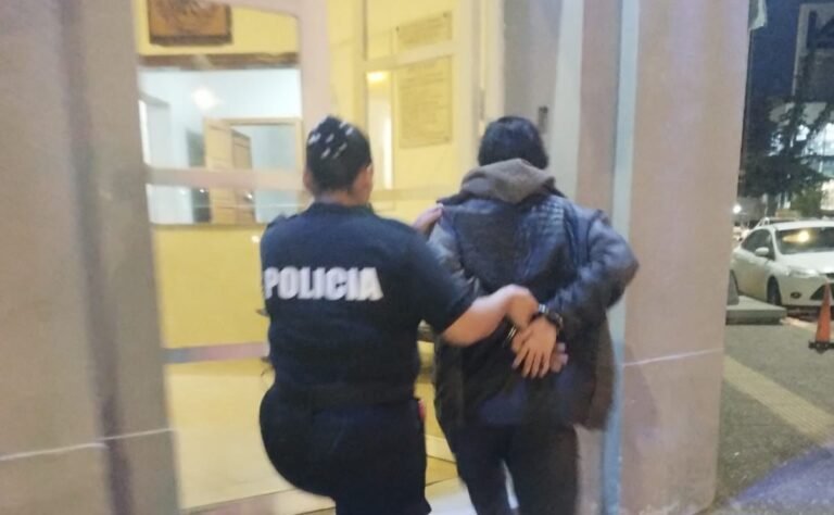 Los atraparon intentando abrir autos estacionados en pleno Centro