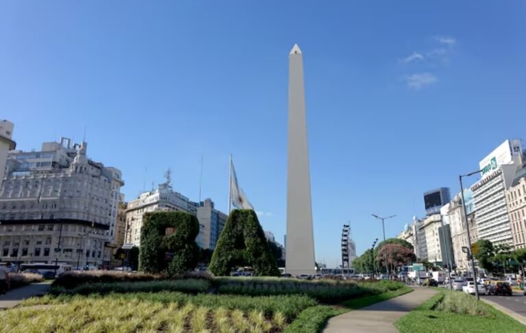 Murió un hincha en la previa del partido en el Obelisco: se trepó a un cartel y se cayó