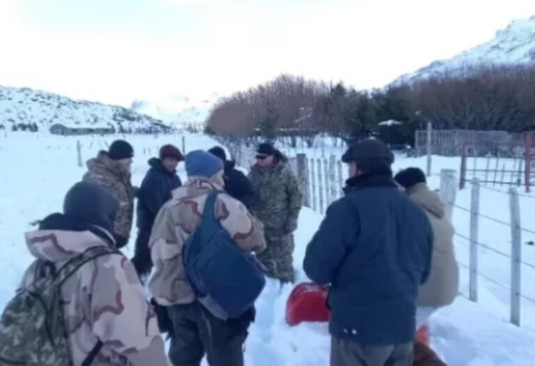 Un peón rural se negó a ser rescatado para no dejar a sus seis perros