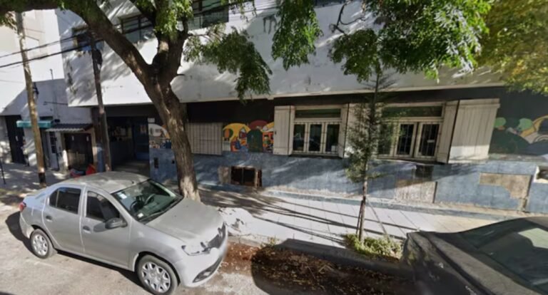 Un adolescente de 13 años le cortó la cara a su compañero para robarle las zapatillas en la puerta del colegio