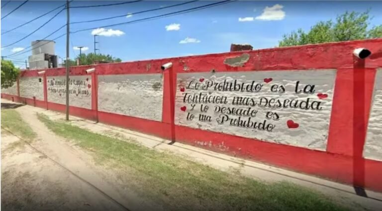 Una mujer fue a un hotel con su amante, se despertó y él le había robado hasta la ropa