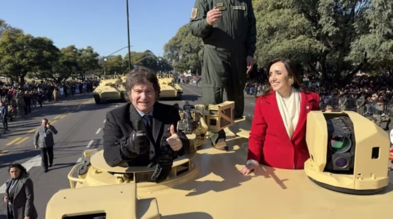 En medio del desfile militar, Milei se subió a un tanque de guerra junto a Victoria Villarruel