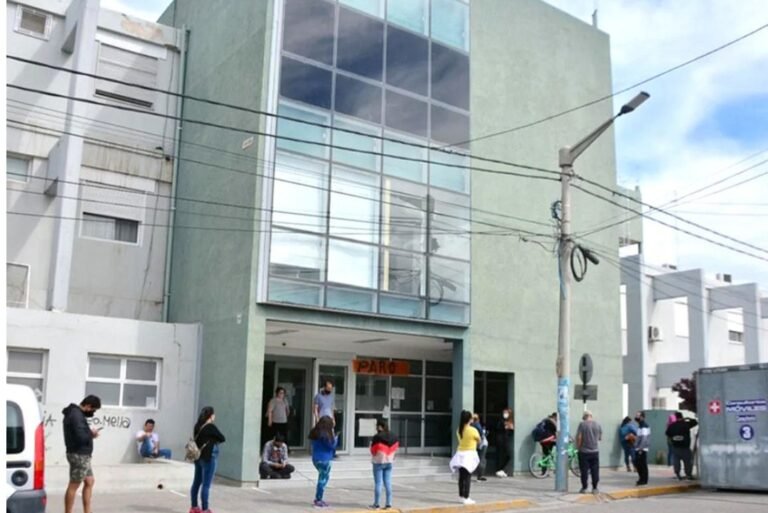 Una mujer y su hija atacaron con un destornillador a una empleada del hospital