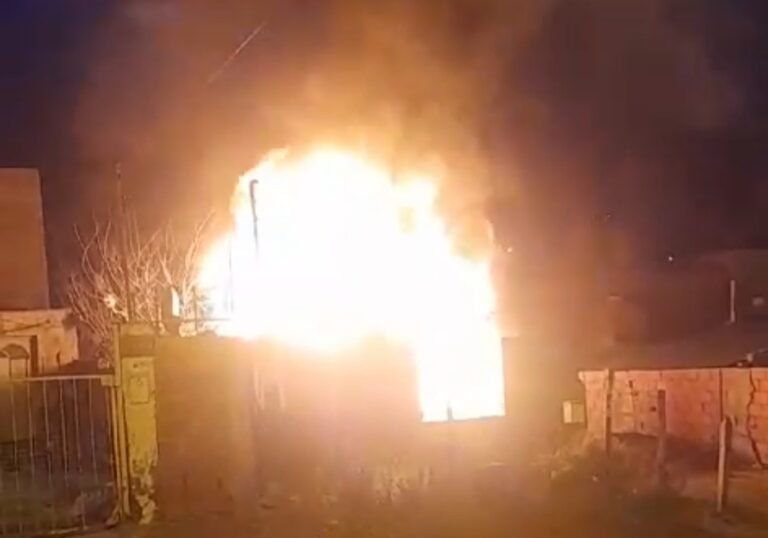 Un voraz incendio consumió gran parte de una vivienda en el barrio Máximo Abásolo