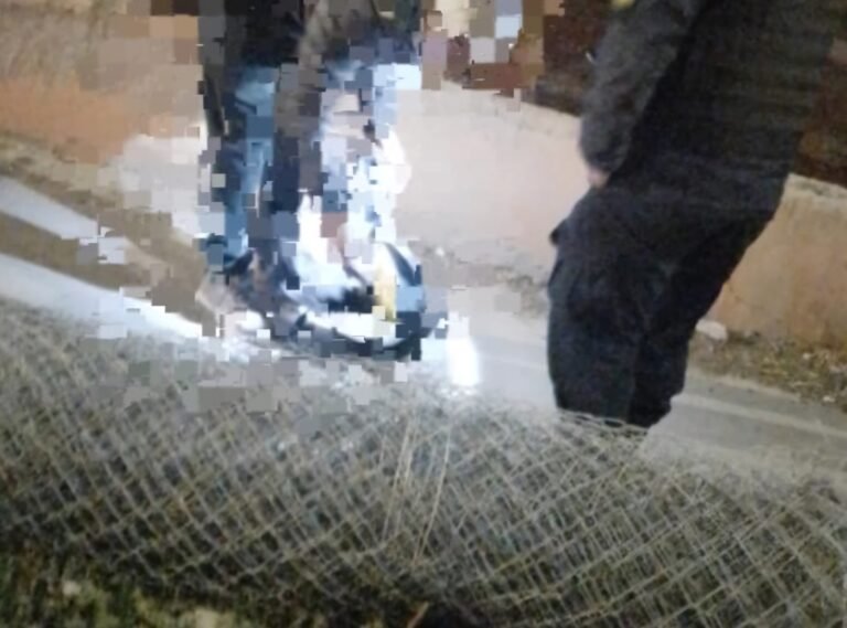 Lo atraparon caminando por la calle con un gran rollo de alambre