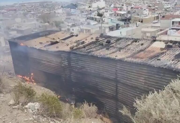 Las llamas consumieron una precaria vivienda